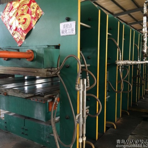 东诺橡胶机械输送带硫化机图1