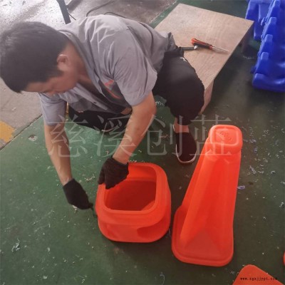 加工异形滚塑容器 公路警示护拦 滚塑异形体定制