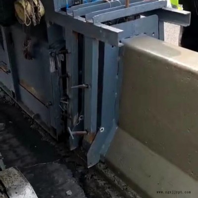 履带式沟渠成型机 中型橡胶履带拦水带滑模机施工 大型隔离带成型机图5