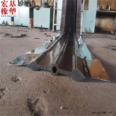 变形缝钢边橡胶止水带 35010钢边橡胶止水带 宏基钢边橡胶止水带生产厂家图1