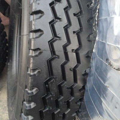 825r16轮胎  全钢丝轮胎  **轮胎  质量保证   三线花纹  **图1
