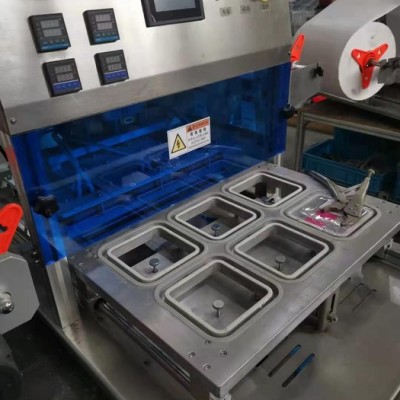 厂家水果蔬菜食品包装盒封口机价格 郑州塑料盒自动封口设备图2