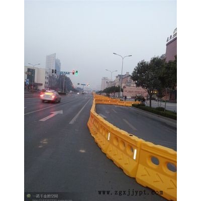 陇南注水围挡价格 市政工程围挡 修路施工封闭围墙 塑料PVC图1