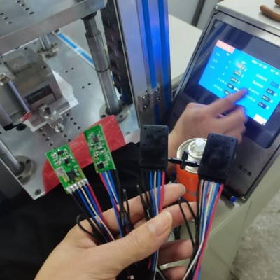 车载PCBA线路板低压注塑模具，胶料图2