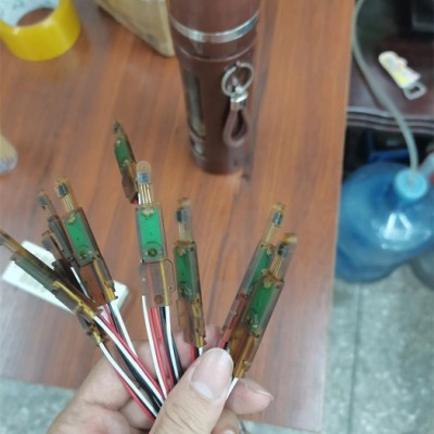 汽车电子传感器低压注塑模具，胶料图8