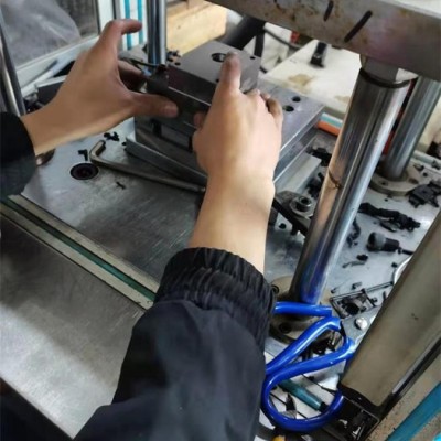 防水微动开关低压注塑模具胶料图7