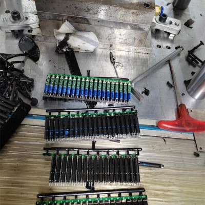 电子芯片线路板低压注塑模具，胶料 低压注塑机图5