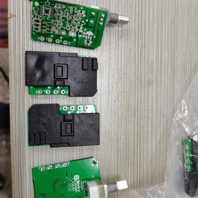 供应蓝牙电子PCBA线路板包胶低压注塑模具，胶料图4