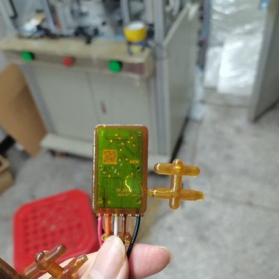 汽车传感器PCB低压注塑包胶模具，胶料图2