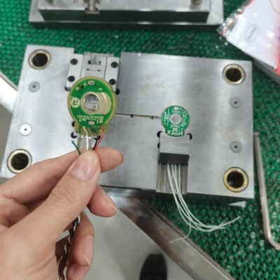 汽车传感器PCB低压注塑包胶模具，胶料图3