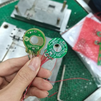 汽车传感器PCB低压注塑包胶模具，胶料图8
