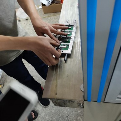 头盔锁芯片线路板低压注塑灌胶模具胶料图6