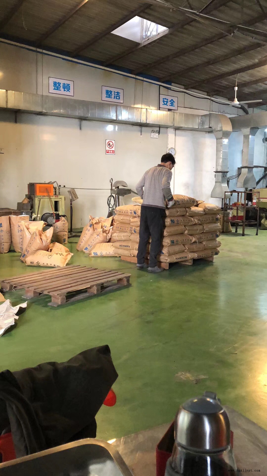 POM赛刚料  黑色抽粒 纯树脂 无杂料 增韧 扣具级 新料改性示例图5